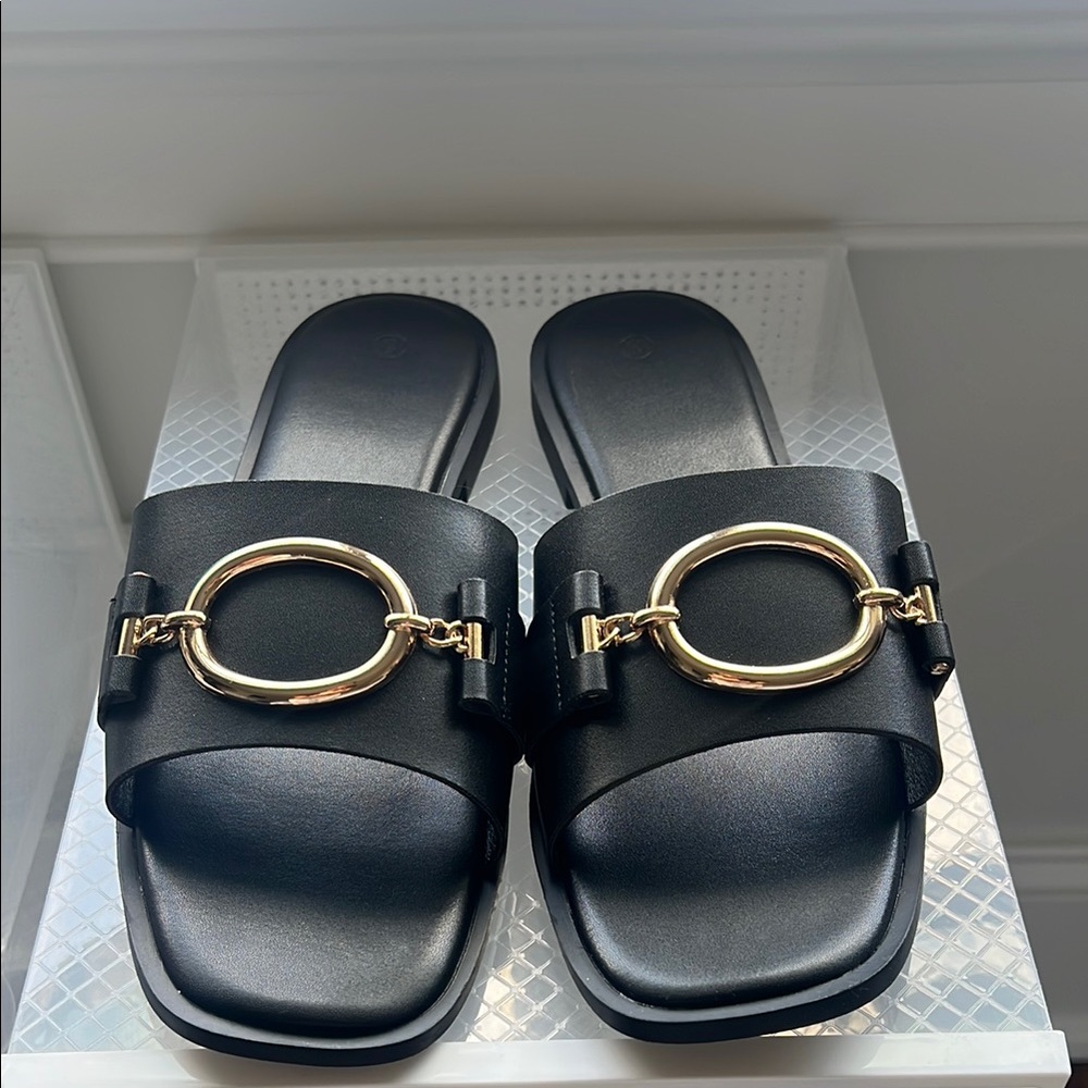 Contigo Black Sandals with Gold Ring Detail